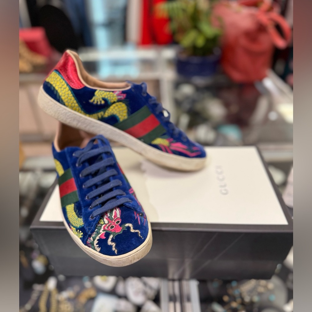 Pre Owned Gucci Sz 7 Velvet Sneakers Dragon Print w/Box